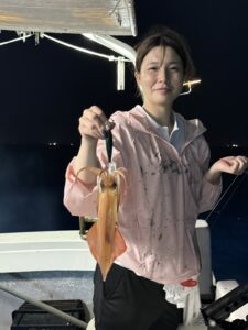 今期初の3桁達成!パラソルサイズ爆乗りの夜焚きイカ釣り
