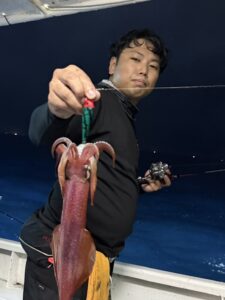 今期初の3桁達成!パラソルサイズ爆乗りの夜焚きイカ釣り