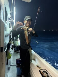 今期初の3桁達成!パラソルサイズ爆乗りの夜焚きイカ釣り