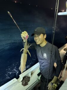 今期初の3桁達成!パラソルサイズ爆乗りの夜焚きイカ釣り