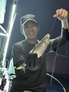 今期初の3桁達成!パラソルサイズ爆乗りの夜焚きイカ釣り
