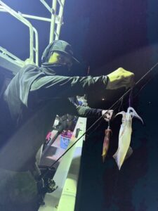 今期初の3桁達成!パラソルサイズ爆乗りの夜焚きイカ釣り