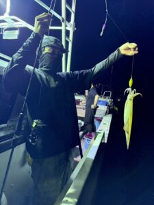 今期初の3桁達成!パラソルサイズ爆乗りの夜焚きイカ釣り