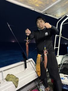 今期初の3桁達成!パラソルサイズ爆乗りの夜焚きイカ釣り