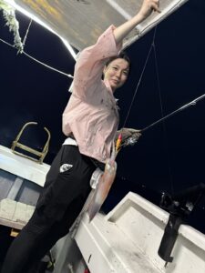 今期初の3桁達成!パラソルサイズ爆乗りの夜焚きイカ釣り