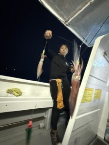 今期初の3桁達成!パラソルサイズ爆乗りの夜焚きイカ釣り