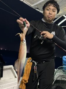 今期初の3桁達成!パラソルサイズ爆乗りの夜焚きイカ釣り