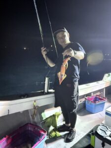 今期初の3桁達成!パラソルサイズ爆乗りの夜焚きイカ釣り