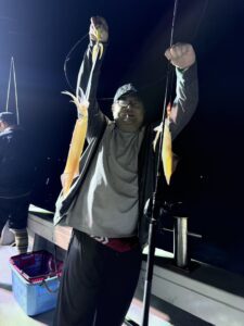 今期初の3桁達成!パラソルサイズ爆乗りの夜焚きイカ釣り