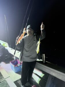 今期初の3桁達成!パラソルサイズ爆乗りの夜焚きイカ釣り
