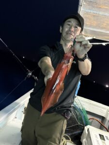 潮が緩く苦戦の状況からトップ76杯!夜焚きイカ釣りでポツポツ重ねた好釣果