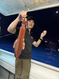 潮が緩く苦戦の状況からトップ76杯!夜焚きイカ釣りでポツポツ重ねた好釣果