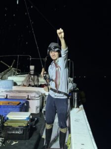 潮が緩く苦戦の状況からトップ76杯!夜焚きイカ釣りでポツポツ重ねた好釣果