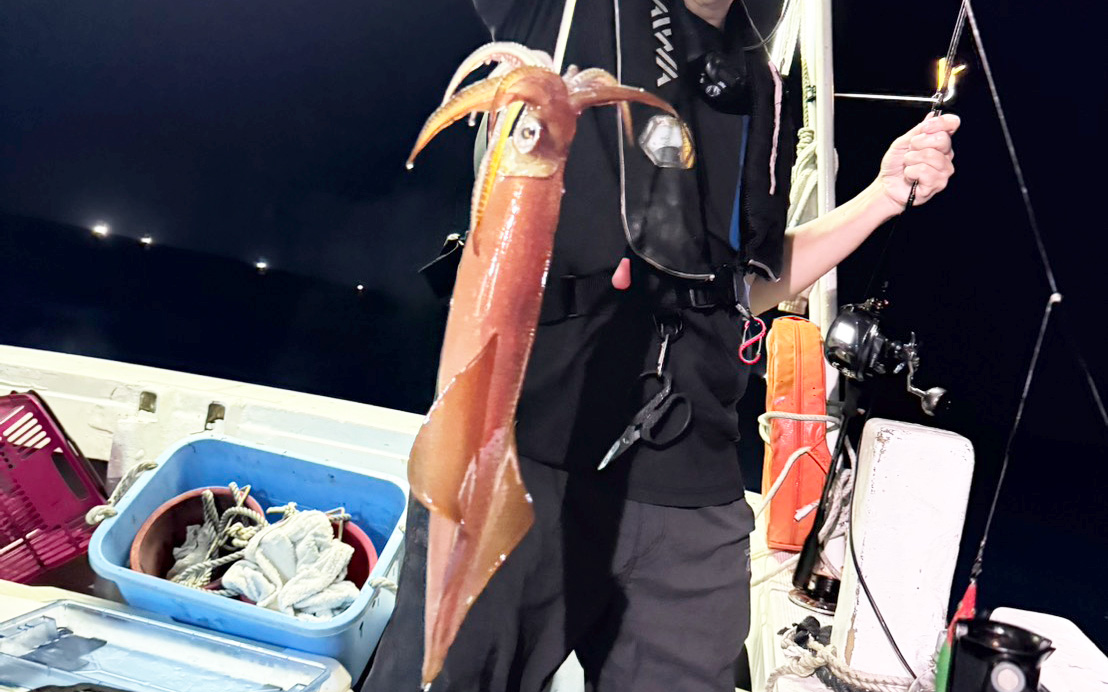遅出し便で沖合へ！2枚潮に苦戦もパラソル級メインでトップ60杯の夜焚きイカ