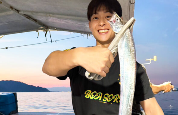 渋い状況で小学3年生がファーストヒット！初挑戦のお父さん達も奮闘の博多湾タチウオ