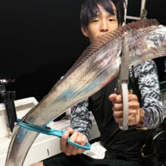 前日の渋さを吹き飛ばすアタリ連発！パターンを掴んで良型連発の博多湾タチウオ