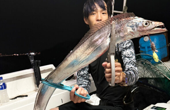前日の渋さを吹き飛ばすアタリ連発！パターンを掴んで良型連発の博多湾タチウオ