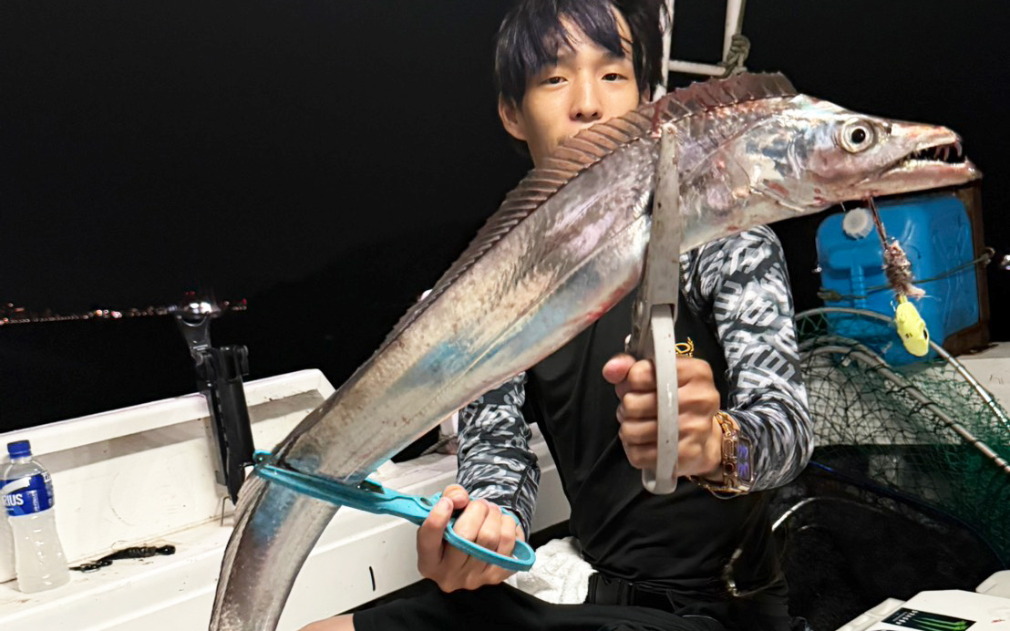 前日の渋さを吹き飛ばすアタリ連発！パターンを掴んで良型連発の博多湾タチウオ