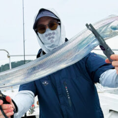 潮変わりから移動を重ねて拾い釣り！初挑戦でF6サイズ出現の博多湾タチウオ
