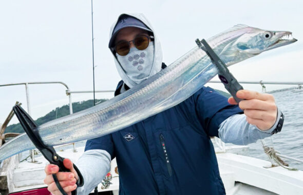 潮変わりから移動を重ねて拾い釣り！初挑戦でF6サイズ出現の博多湾タチウオ