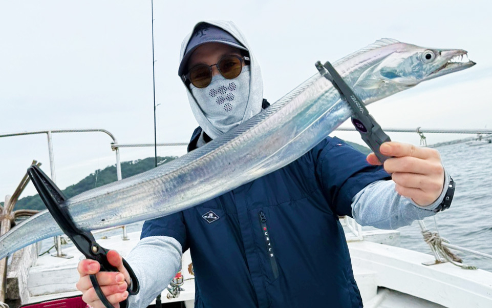 潮変わりから移動を重ねて拾い釣り！初挑戦でF6サイズ出現の博多湾タチウオ
