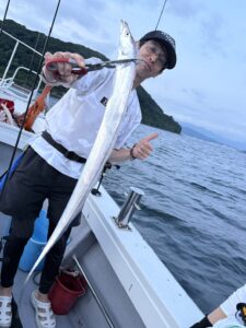 アタリ少なめの渋い展開も良型キャッチ！初チャレンジで好サイズ連発の博多湾タチウオ