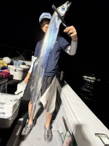 朝からアタリ連発！ドラゴン級の良型続々の博多湾タチウオ釣り
