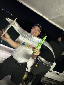 朝からアタリ連発！ドラゴン級の良型続々の博多湾タチウオ釣り
