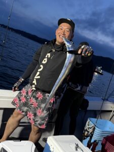朝からアタリ連発！ドラゴン級の良型続々の博多湾タチウオ釣り