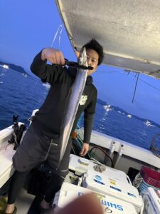朝からアタリ連発！ドラゴン級の良型続々の博多湾タチウオ釣り