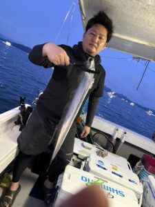 朝からアタリ連発！ドラゴン級の良型続々の博多湾タチウオ釣り