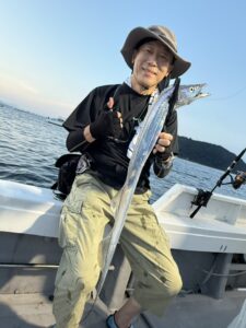 朝からアタリ連発！ドラゴン級の良型続々の博多湾タチウオ釣り