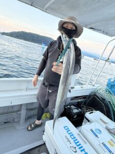 朝からアタリ連発！ドラゴン級の良型続々の博多湾タチウオ釣り