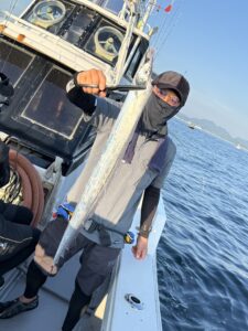 朝からアタリ連発！ドラゴン級の良型続々の博多湾タチウオ釣り