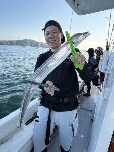 朝からアタリ連発！ドラゴン級の良型続々の博多湾タチウオ釣り