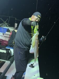 状況渋めから一転！潮が動いてパラソル級の良型連発