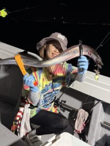 前日の渋さを吹き飛ばすアタリ連発！パターンを掴んで良型連発の博多湾タチウオ