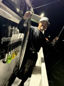 前日の渋さを吹き飛ばすアタリ連発！パターンを掴んで良型連発の博多湾タチウオ