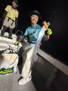 前日の渋さを吹き飛ばすアタリ連発！パターンを掴んで良型連発の博多湾タチウオ