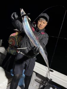 前日の渋さを吹き飛ばすアタリ連発！パターンを掴んで良型連発の博多湾タチウオ
