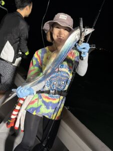 前日の渋さを吹き飛ばすアタリ連発！パターンを掴んで良型連発の博多湾タチウオ