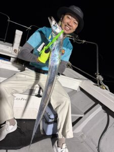 前日の渋さを吹き飛ばすアタリ連発！パターンを掴んで良型連発の博多湾タチウオ