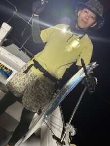 前日の渋さを吹き飛ばすアタリ連発！パターンを掴んで良型連発の博多湾タチウオ