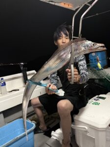 前日の渋さを吹き飛ばすアタリ連発！パターンを掴んで良型連発の博多湾タチウオ