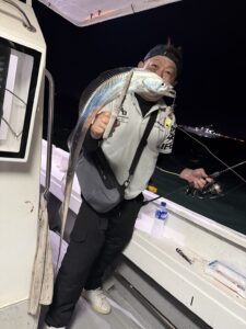 前日の渋さを吹き飛ばすアタリ連発！パターンを掴んで良型連発の博多湾タチウオ