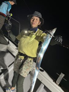 前日の渋さを吹き飛ばすアタリ連発！パターンを掴んで良型連発の博多湾タチウオ