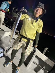 前日の渋さを吹き飛ばすアタリ連発！パターンを掴んで良型連発の博多湾タチウオ