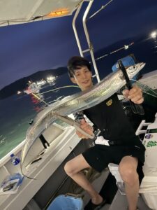 前日の渋さを吹き飛ばすアタリ連発！パターンを掴んで良型連発の博多湾タチウオ