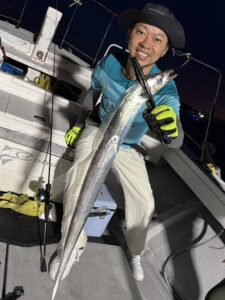 前日の渋さを吹き飛ばすアタリ連発！パターンを掴んで良型連発の博多湾タチウオ