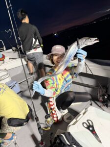 前日の渋さを吹き飛ばすアタリ連発！パターンを掴んで良型連発の博多湾タチウオ